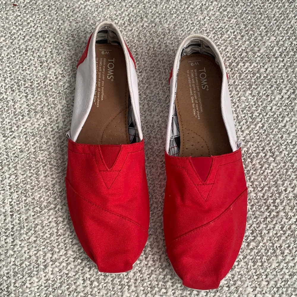 Red and white Toms